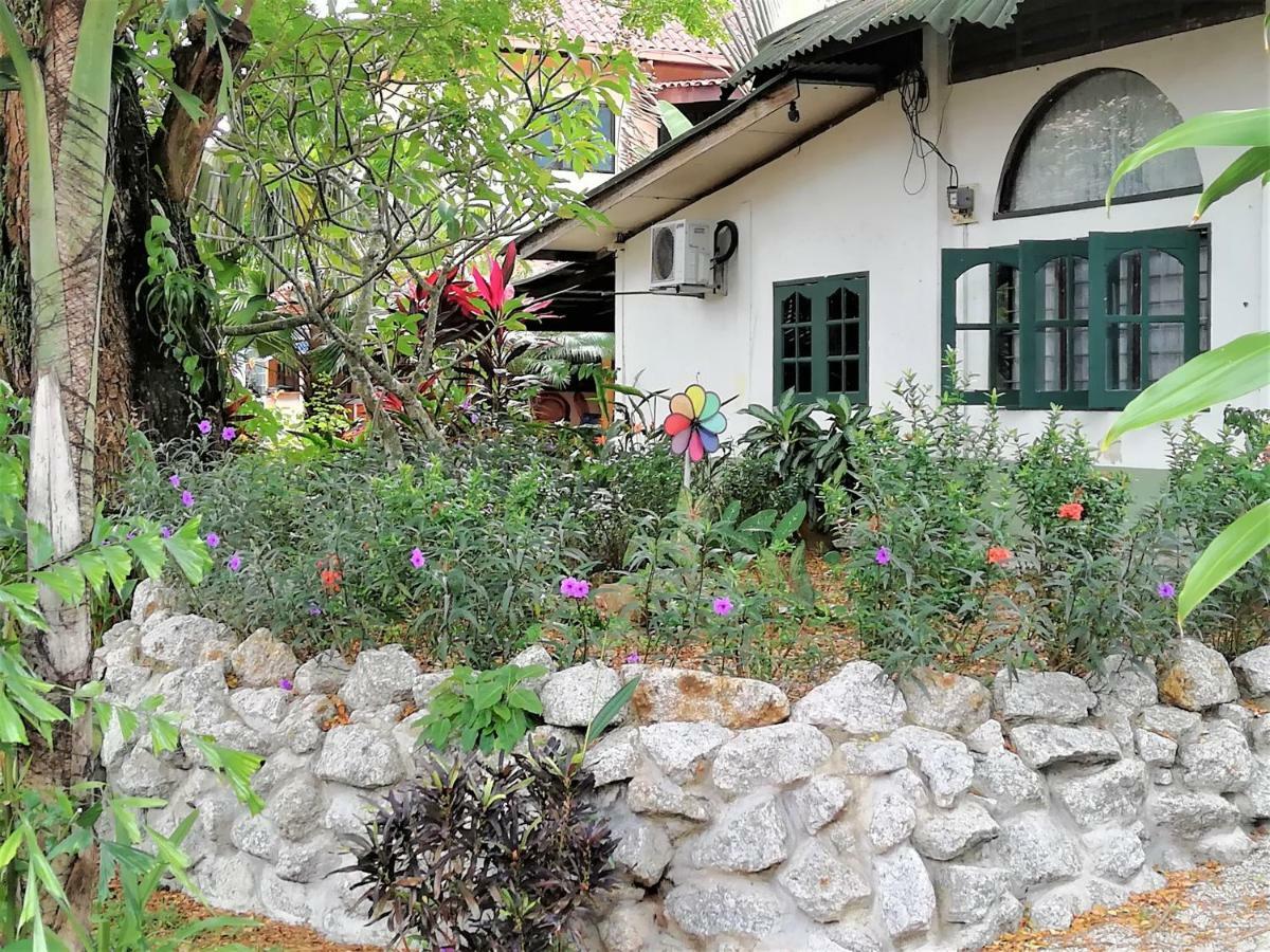 Sabandy House B&B Padang Mat Sirat Екстериор снимка