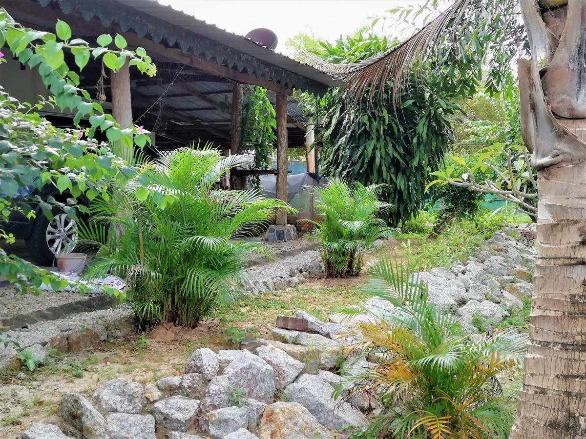 Sabandy House B&B Padang Mat Sirat Екстериор снимка